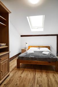ein Schlafzimmer mit einem Bett und einem Dachfenster in der Unterkunft Quiet Loft Michalowskiego Street in Krakau