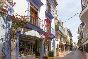 una calle en una ciudad con una tienda en Genteel Home Tetuan Marbella, en Marbella