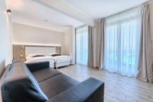 un soggiorno con divano e 2 letti di Hotel Panorama a Šibenik