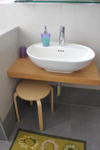 La salle de bains est pourvue d'un lavabo blanc sur une table en bois. dans l'établissement B&B Il Giardino Di Isa, à Certaldo