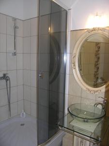 y baño con lavabo de cristal y bañera. en Art Villa on Sumskaya Street, en Járkov