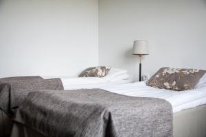 
A bed or beds in a room at Hjortviken
