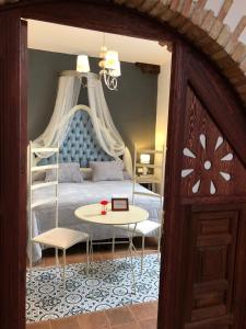 una camera con letto e tavolo con tavolo di RETIRO DEL TEATRO Hotel Boutique y Apartamentos en Almagro ad Almagro