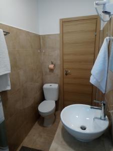 Koupelna v ubytování JK's GUESTHOUSE KARDAMAINA + 37 fotografií