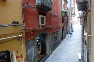 un callejón con gente caminando por una calle en White Room idromassaggio su richiesta, en Nápoles