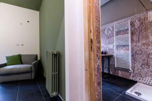 WelcHome - guest accomodation في إينّا: غرفة معيشة مع كرسي ونافذة