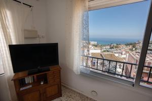 Televízia a/alebo spoločenská miestnosť v ubytovaní Urb. Punta Lara, Plza. Sevilla 2, 2D