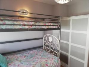 La Penilla的住宿－Cabárceno，一间卧室配有两张双层床。
