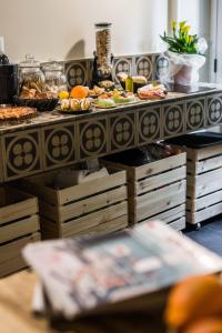 un buffet con molti tipi di cibo diversi di WelcHome - guest accomodation a Enna