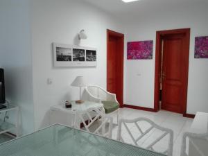 A television and/or entertainment centre at Bungalow Mariano 140