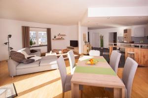ein Wohnzimmer mit einem Tisch und einem Sofa in der Unterkunft Ferienwohnungen Vollmers-Dünnebacke in Schmallenberg
