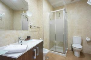 マラガにあるiloftmalaga City Centerのバスルーム(トイレ、洗面台、シャワー付)