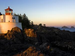 un faro sentado en la cima de una isla rocosa en Hotel Rave, en Velen