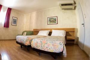 Giường trong phòng chung tại Hotel Centro