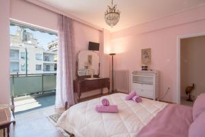 Un dormitorio con una cama con toallas rosas. en Lovely Apartment in Athens, en Atenas 28 fotos más