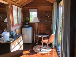 una pequeña cocina con escritorio y mesa en Guesthouse Domaine du Chalet, en Chigny-les-Roses