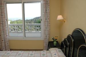 罗列特海岸法马拉公寓的一间带床的卧室和一扇可欣赏风景的窗户 更多65张照片