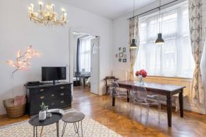 ブダペストにあるBest Stay Apartmentのダイニングルーム(テーブル、椅子、テレビ付)