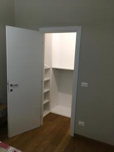 an empty room with a door and a closet at Cooper Apartment in Genoa