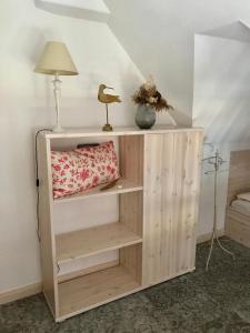 a shelf in a room with a lamp and a pillow at "Bootsmannskammer" by Ferienhaus Strandgut in Born