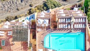 an aerial view of a hotel with a swimming pool at Ura Roslara in Puerto Rico de Gran Canaria