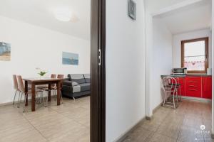 Kuchyňa alebo kuchynka v ubytovaní Jantar Apartamenty City Center