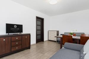 Televízia a/alebo spoločenská miestnosť v ubytovaní Jantar Apartamenty City Center