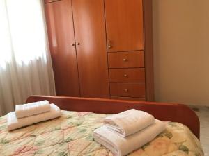 A bed or beds in a room at Mikro Katafygio