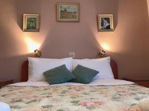 A bed or beds in a room at Mikro Katafygio