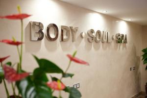 a sign on a wall that says body and soluble at Grupotel Parc Natural & Spa in Playa de Muro