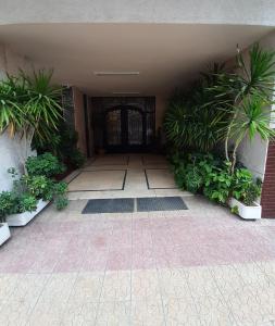 Nakhil Inn Residence في القاهرة: مدخل لمبنى فيه بوابة ونباتات