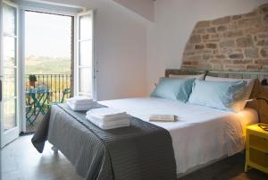 ein Schlafzimmer mit einem Bett mit Handtüchern darauf in der Unterkunft Casale Biancopecora in SantʼElpidio Morico