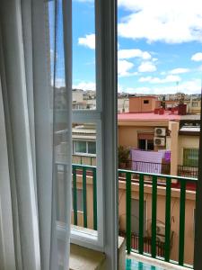 vistas a un balcón con vistas a un edificio en BRAKKO 45 en Nápoles