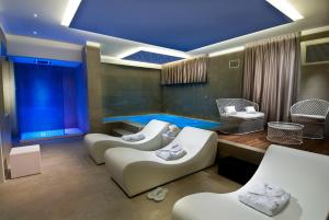 sala de estar con 2 sofás y techo azul en Hotel Atlantic & Spa, en Gabicce Mare