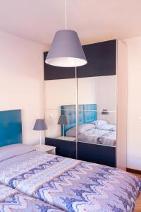 ein Schlafzimmer mit einem großen Bett und einem großen Spiegel in der Unterkunft El Tostado in Avila