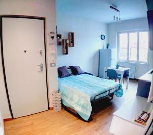 Una cama o camas en una habitación de VinHome