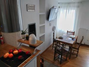 sala de estar con cocina y mesa con comedor en Living in History - Modern Country Cottage, en Dudeldorf