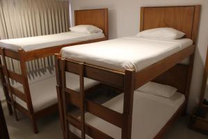 Giường trong phòng chung tại Hotel Monterrey
