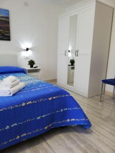 - une chambre avec un lit bleu et une couverture bleue dans l'établissement Appartamento Le Magnolie 2, à Mestre