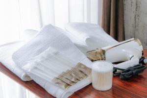 uma mesa com toalhas e um secador de cabelo e uma garrafa de sabão em Hummingbird Kanazawa em Kanazawa