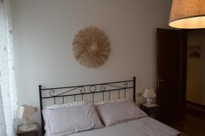 una camera da letto con un letto e uno specchio a parete di Casa di Giulia a Perugia