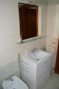 佩鲁贾Casa di Giulia的带白色水槽和镜子的浴室 更多10张照片