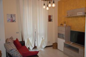 un soggiorno con divano e TV di Casa di Giulia a Perugia