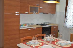 a kitchen with a table with wine glasses on it at Casa di Giulia in Perugia