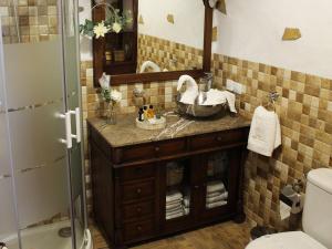 une salle de bain avec un lavabo et un miroir dans l'établissement Villa Cantos Colorados, à Ingenio 25 autres photos