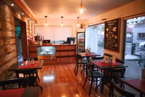 Hostal La Cumbre في تيموكو: غرفة طعام مع طاولات وكراسي في مطعم