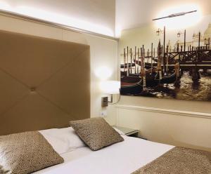- une chambre avec un lit orné d'une peinture murale dans l'établissement San Lio Tourist House, à Venise