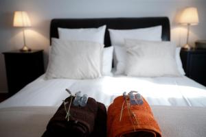 - un lit avec une paire de chaussons dans l'établissement Casa Besana, à Camuñas