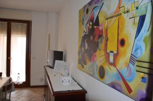 Casa dei girasoli في بيروجيا: غرفة بها لوحة كبيرة على الحائط
