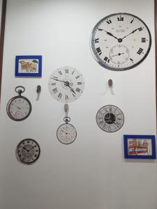 a group of clocks hanging on a wall at A Casa mia in Giardinetti 
